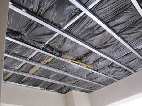 Στην οροφή που κλείστηκε με γυψοσανίδα χρησιμοποιήθηκε 5 εκ. ορυκτοβάμβακας κλεισμένος σε σακούλα Στην οροφή που κλείστηκε με γυψοσανίδα χρησιμοποιήθηκε 5 εκ. ορυκτοβάμβακας κλεισμένος σε σακούλα